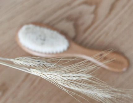 Brosse à cheveux en bois pour bébé - La Maison Camomille