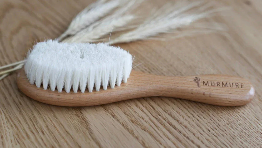 Brosse à cheveux en bois pour bébé - La Maison Camomille