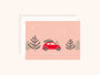 Carte de Noël rose avec voiture rouge portant un sapin sur le toit et texte Joyeux Noël