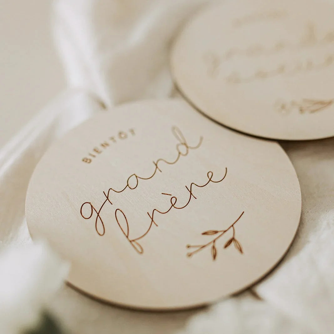 Plaque ronde bois gravée "bientôt grand frère" décor branche fine, style minimaliste