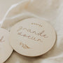 Disque en bois gravé "Bientôt grande soeur" sur tissu beige, décoration douce et naturelle