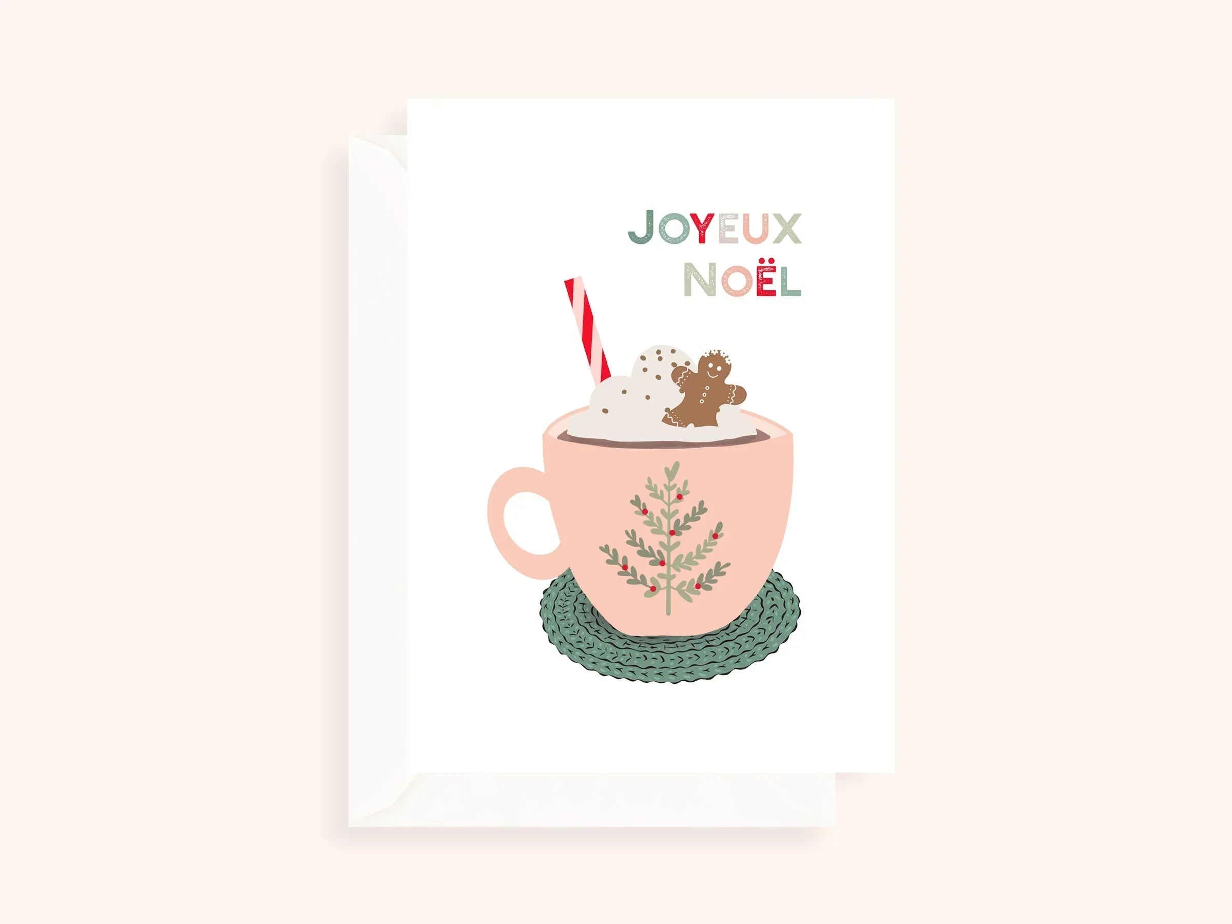 Carte de Noël illustrée d'une tasse rose avec chocolat chaud, chantilly, bonhomme en pain d'épice et texte Joyeux Noël