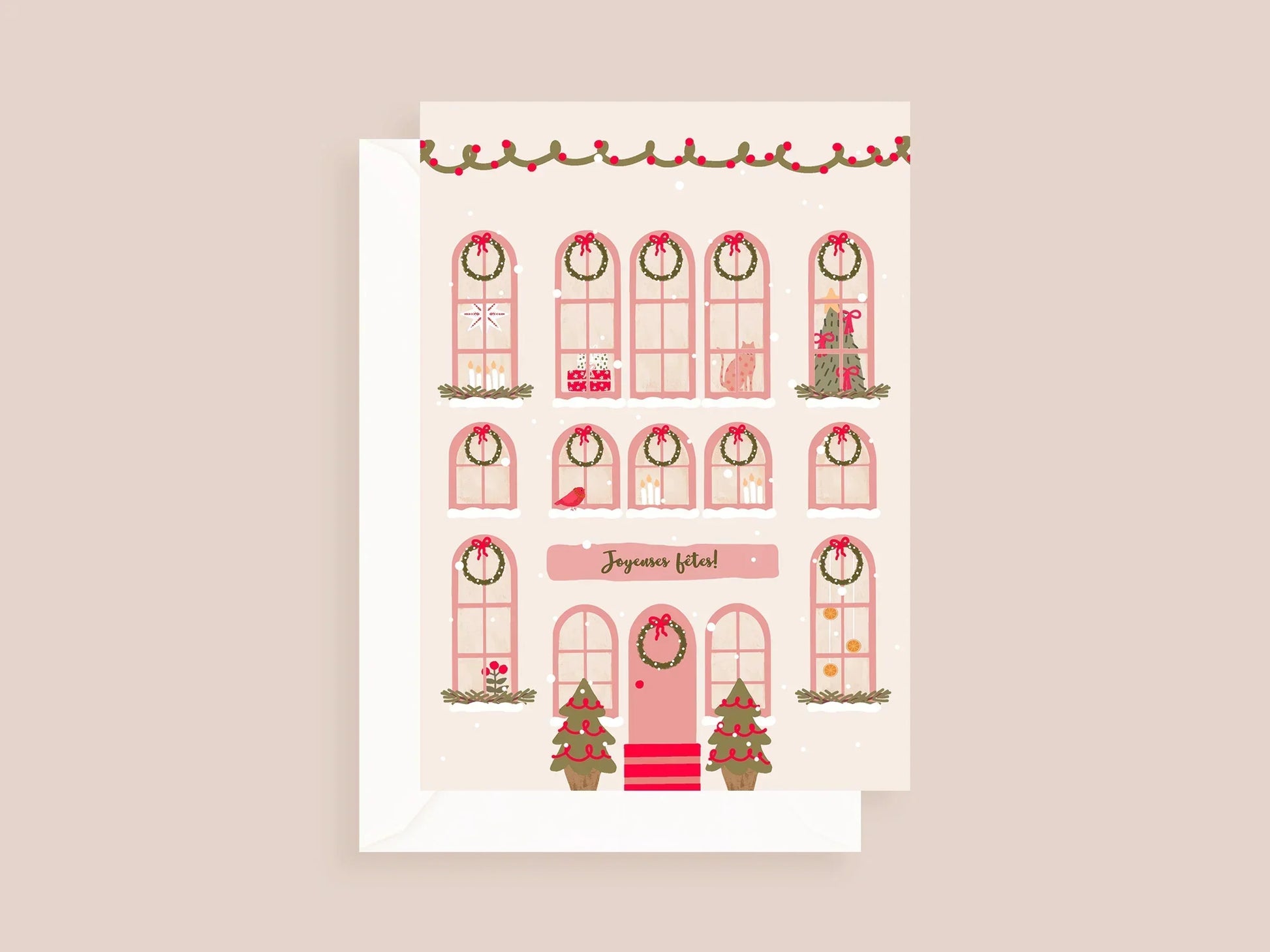 Carte de vœux festive montrant une façade de maison décorée avec guirlandes, couronnes, sapins et cadeaux