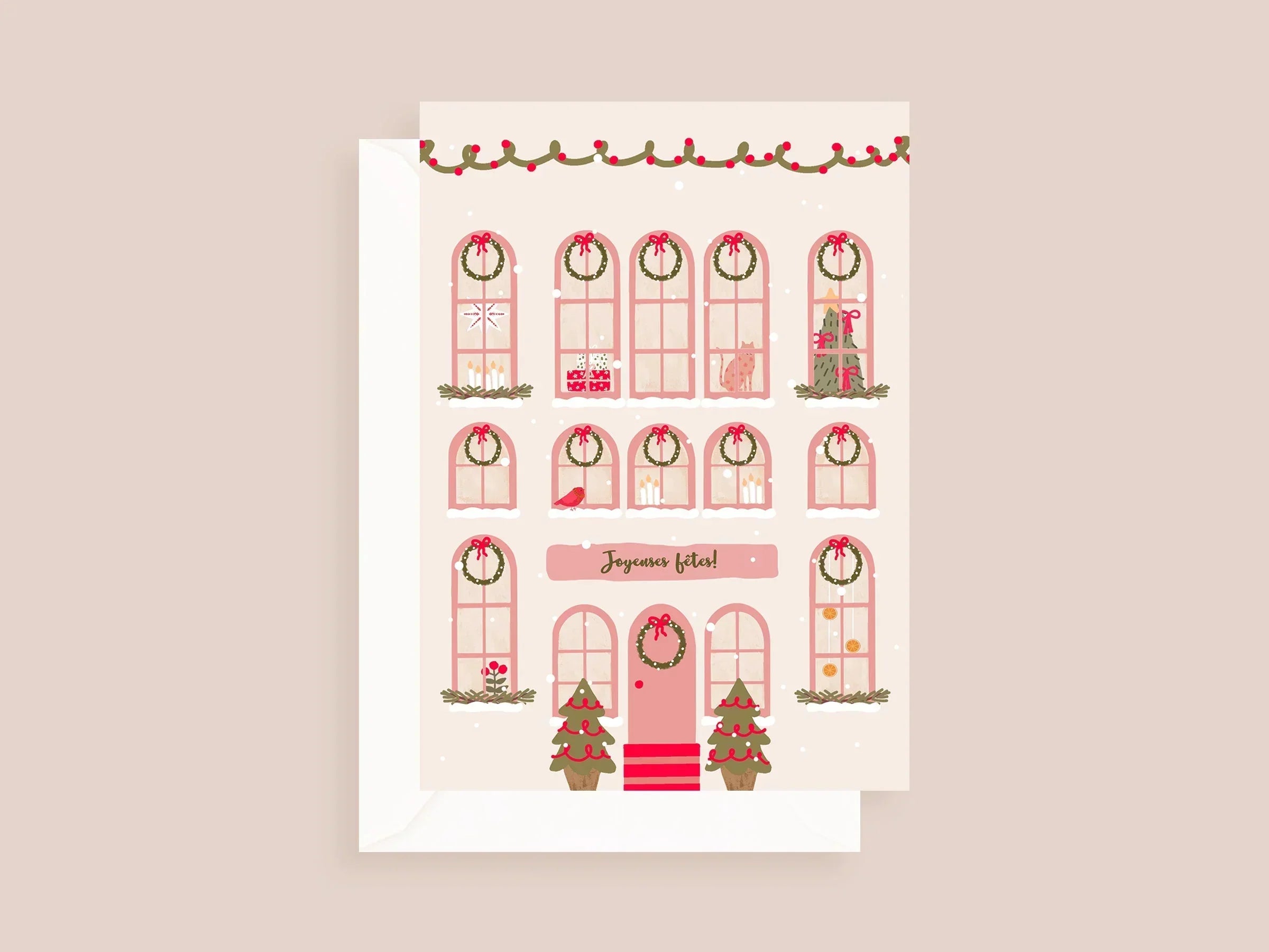 Carte de vœux festive montrant une façade de maison décorée avec guirlandes, couronnes, sapins et cadeaux