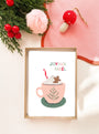 Carte de Noël avec tasse de café rose, bonhomme pain d'épices et texte Joyeux Noël, décorations festives