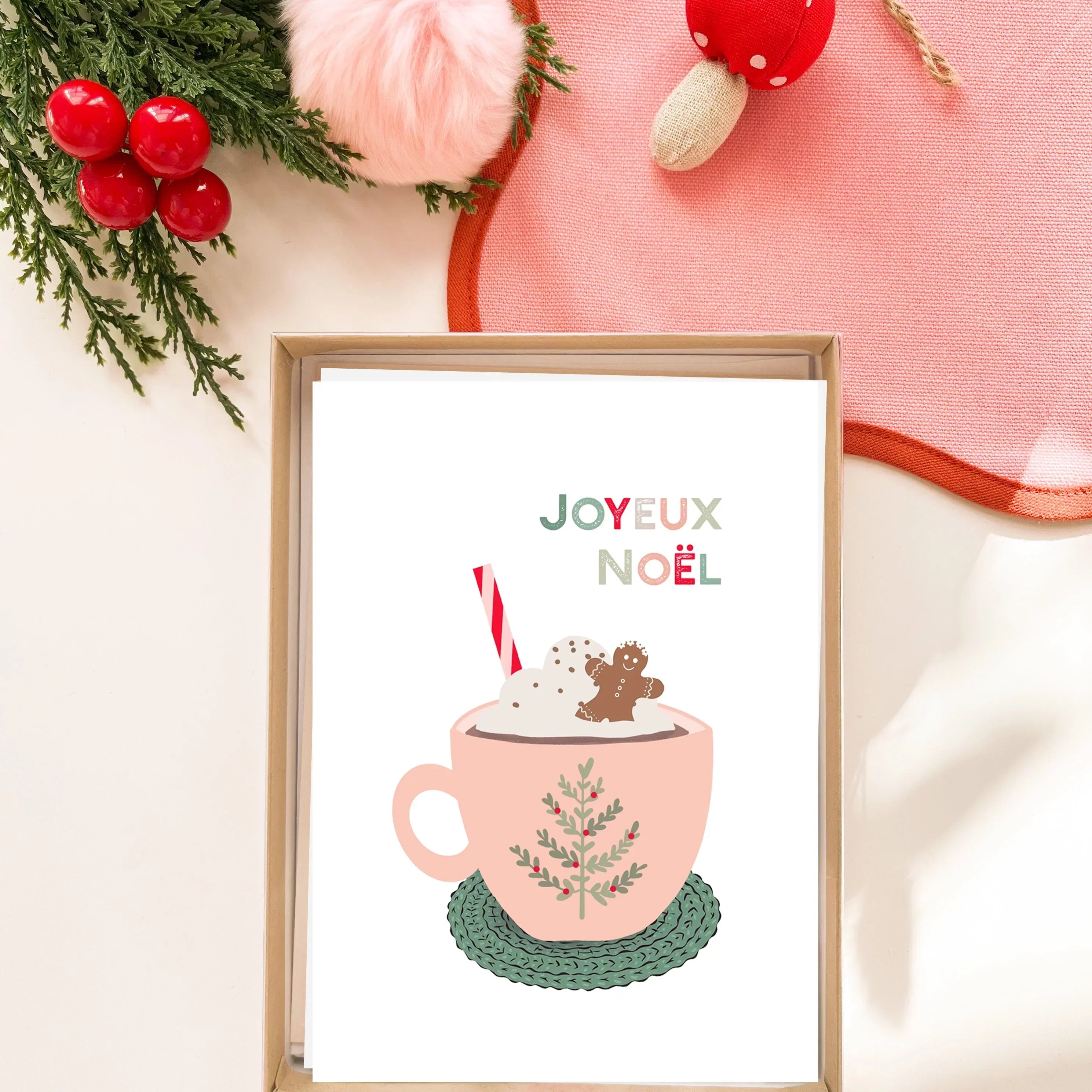 Carte de Noël avec tasse de café rose, bonhomme pain d'épices et texte Joyeux Noël, décorations festives