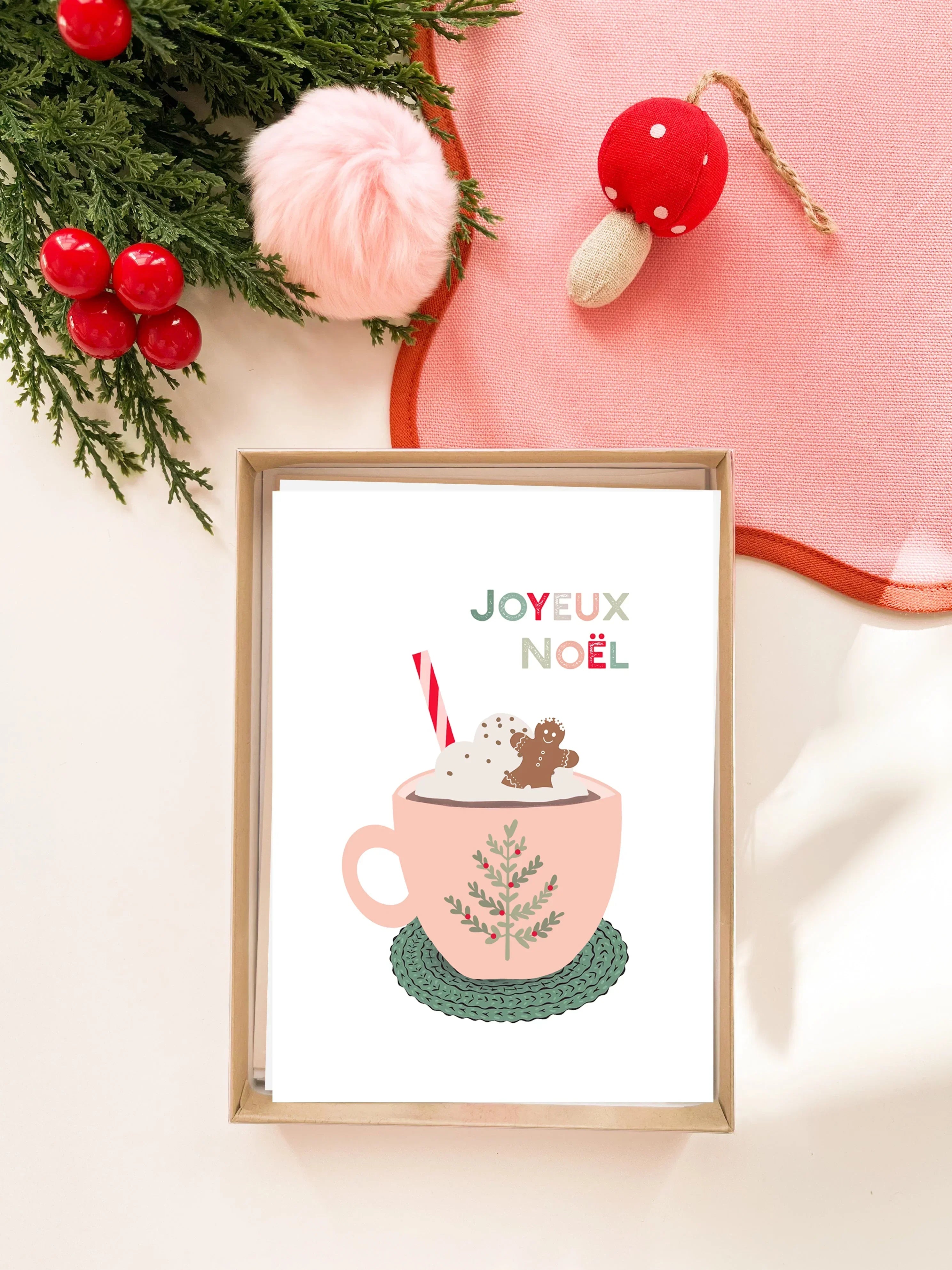 Carte de Noël avec tasse de café rose, bonhomme pain d'épices et texte Joyeux Noël, décorations festives