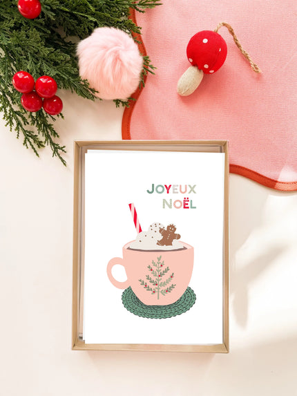 Carte de Noël avec tasse de café rose, bonhomme pain d'épices et texte Joyeux Noël, décorations festives