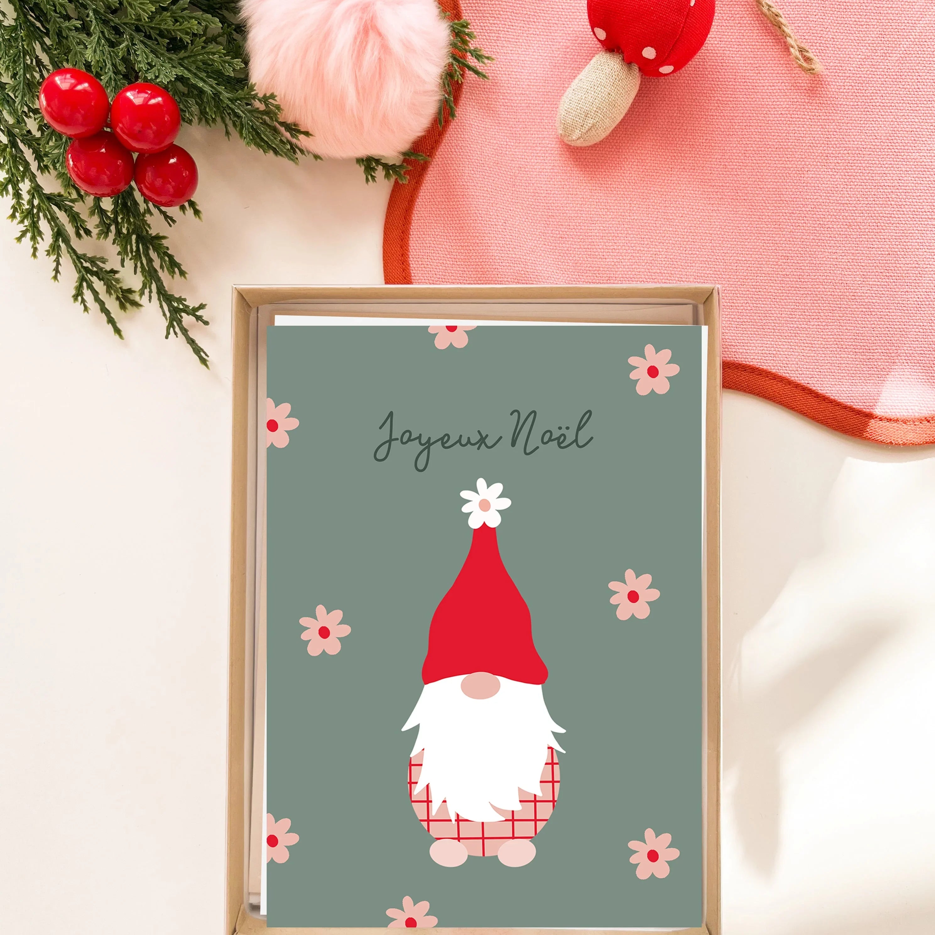 Carte de Noël avec dessin de lutin rouge et blanc, décorations de baies rouges et champignon tissu