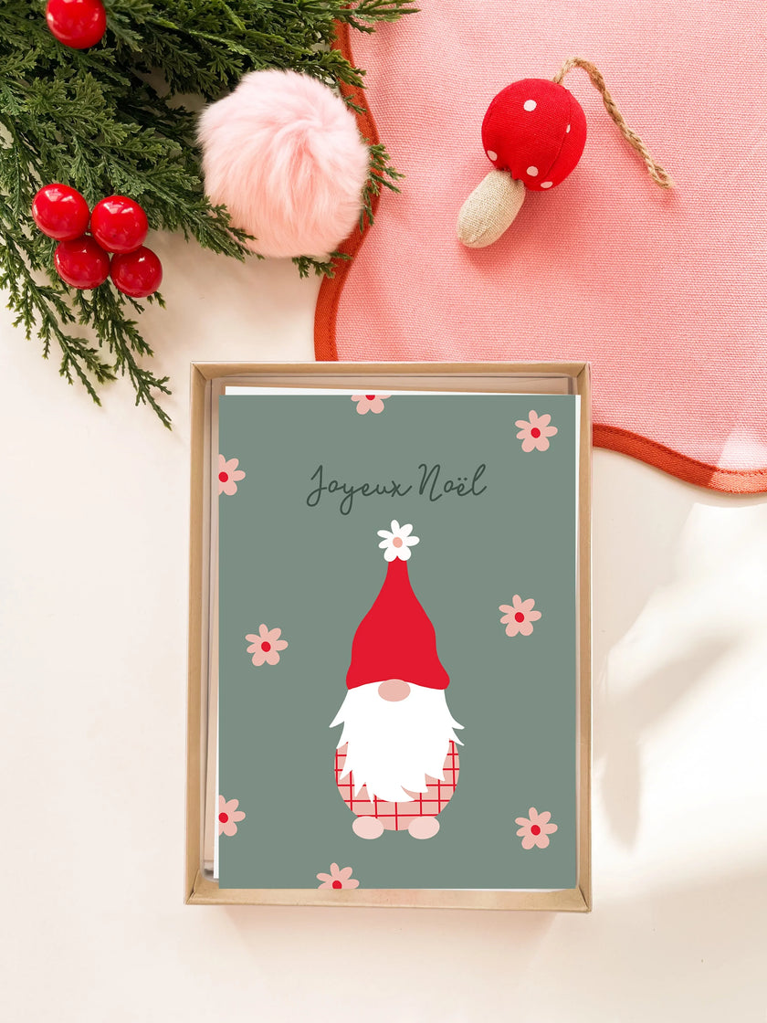 Carte de Noël avec dessin de lutin rouge et blanc, décorations de baies rouges et champignon tissu