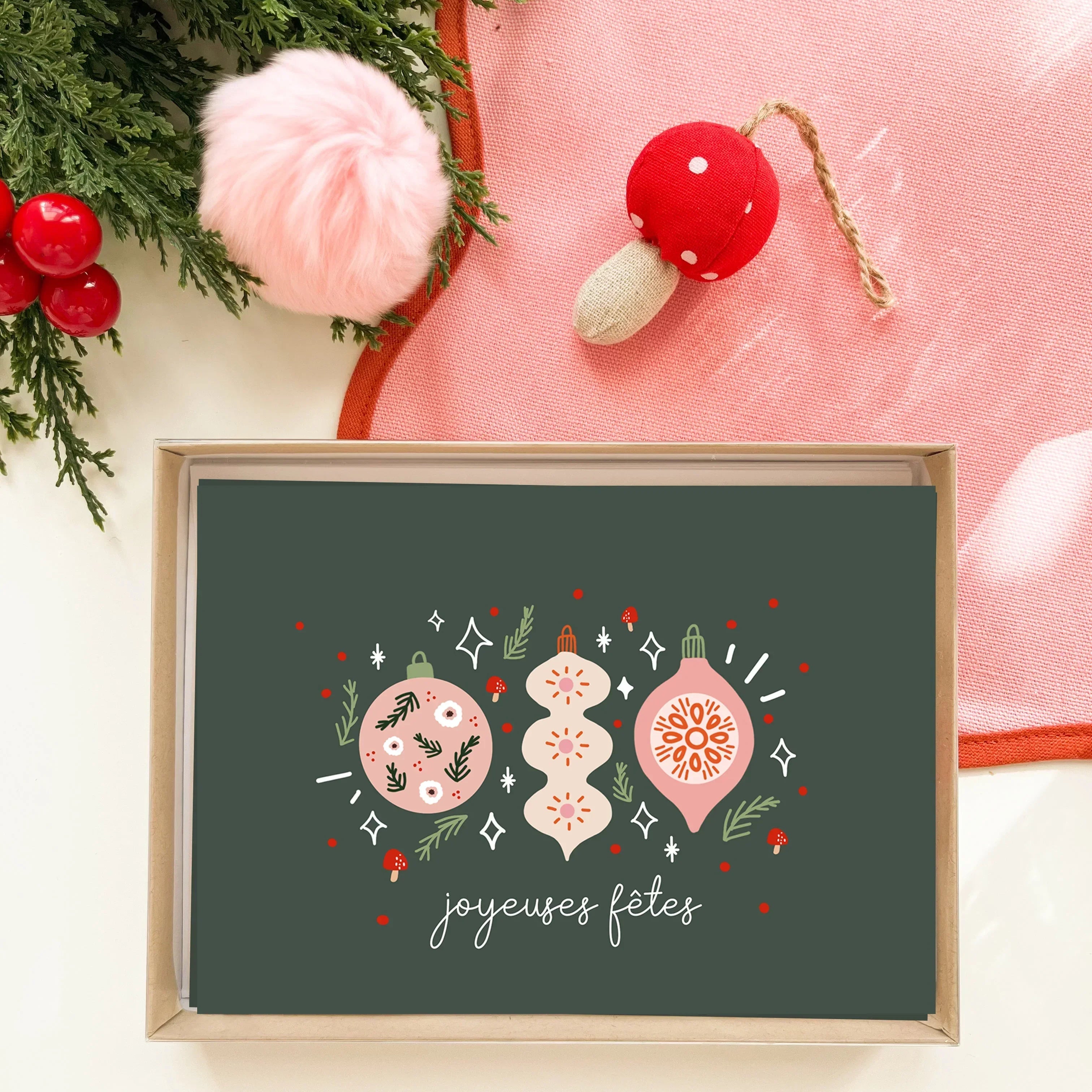 Coffret de cartes de vœux joyeuses fêtes avec motifs décorations de Noël, branche sapin, pompon rose
