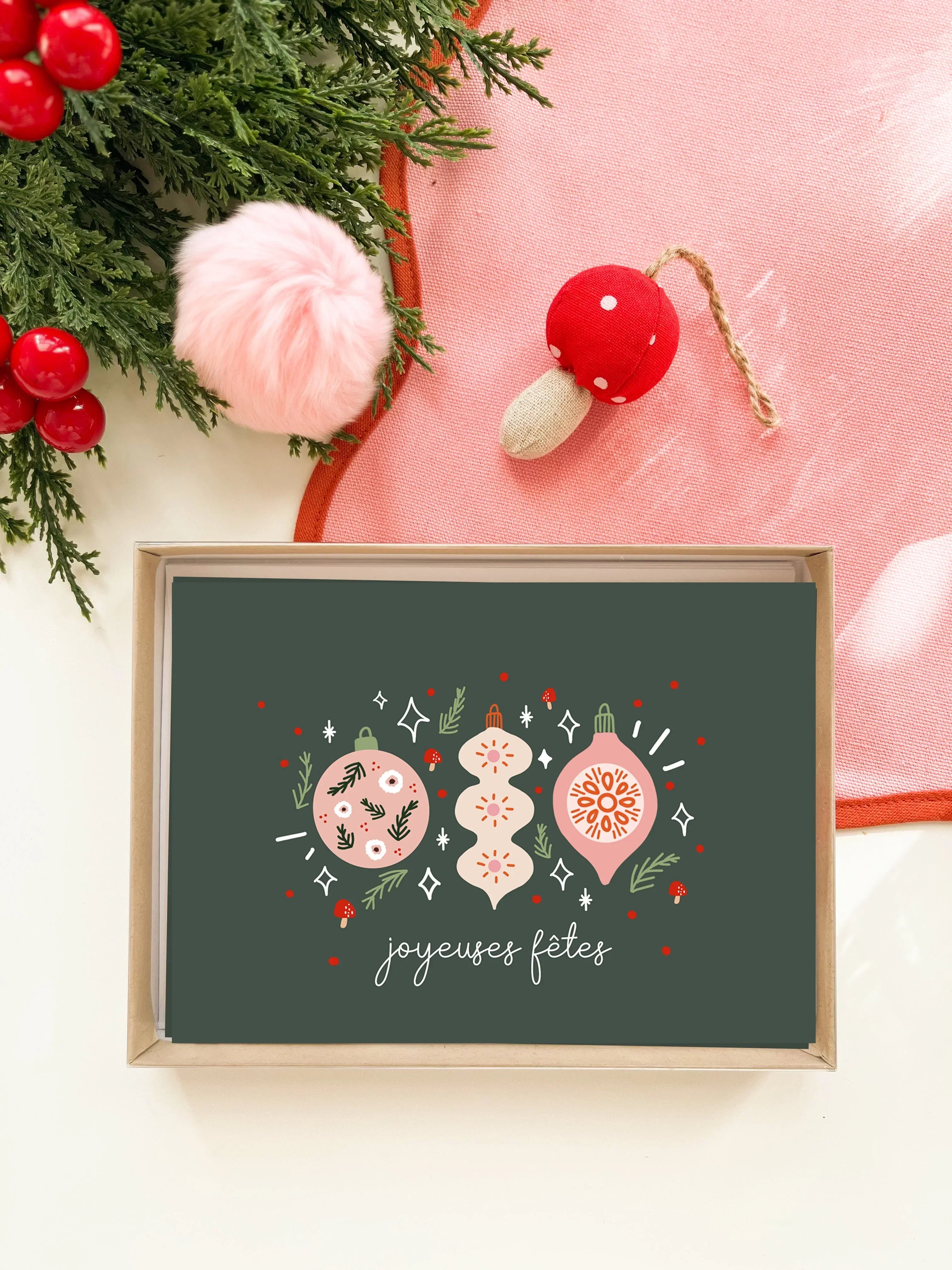 Coffret de cartes de vœux joyeuses fêtes avec motifs décorations de Noël, branche sapin, pompon rose