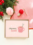Coffret carte de Noël rose avec message joyeux noël et tasse de café décorée, branches de sapin et décorations