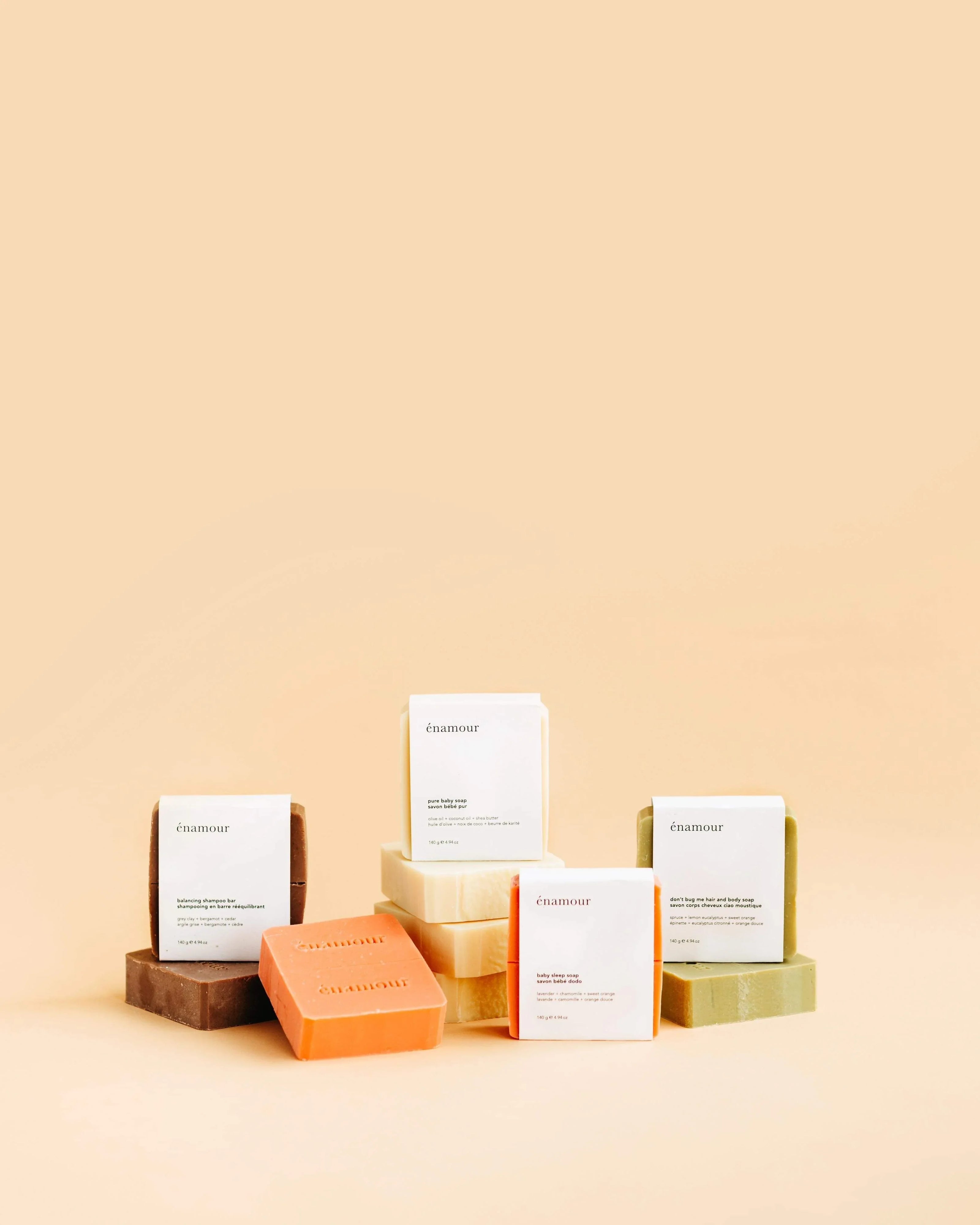 Coffret de savons solides naturels Énamour aux couleurs variées sur fond beige doux