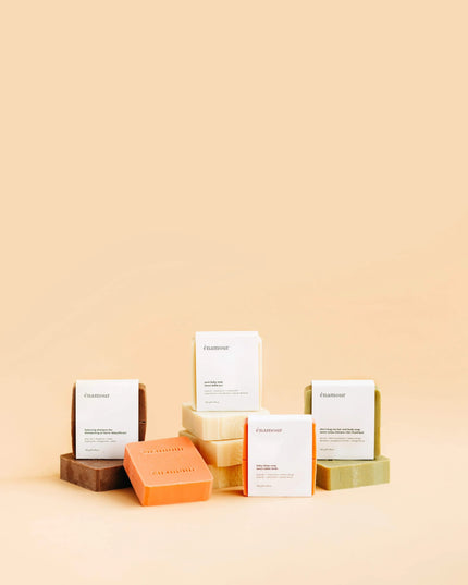 Lot de savons naturels énamour en barre, trois couleurs avec étiquettes minimalistes sur fond beige