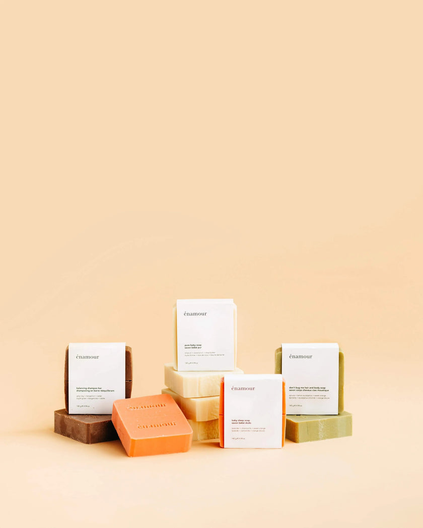 Lot de savons naturels énamour en barre, trois couleurs avec étiquettes minimalistes sur fond beige