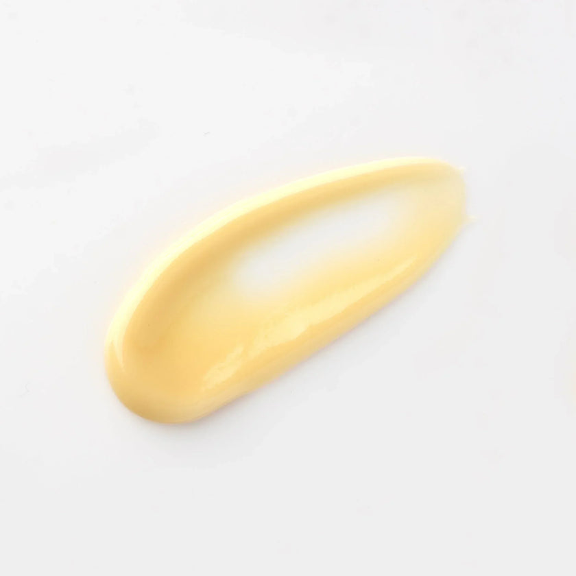 Texture onctueuse crème de liniment beige clair sur fond blanc