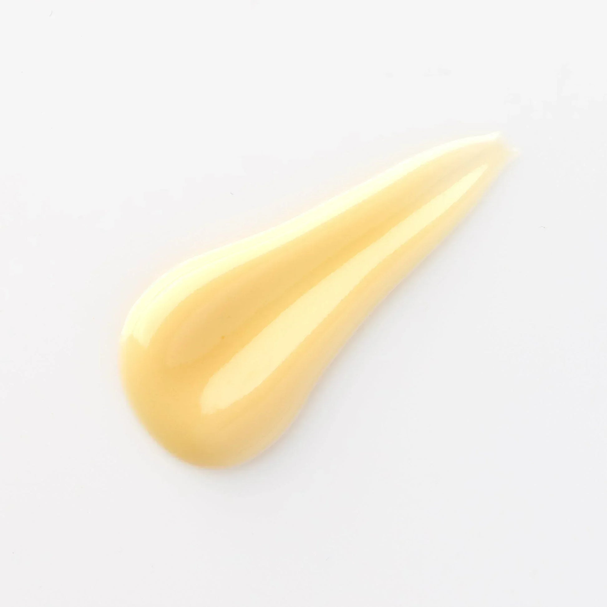 Texture lisse et brillante d'un liniment beige clair sur fond blanc