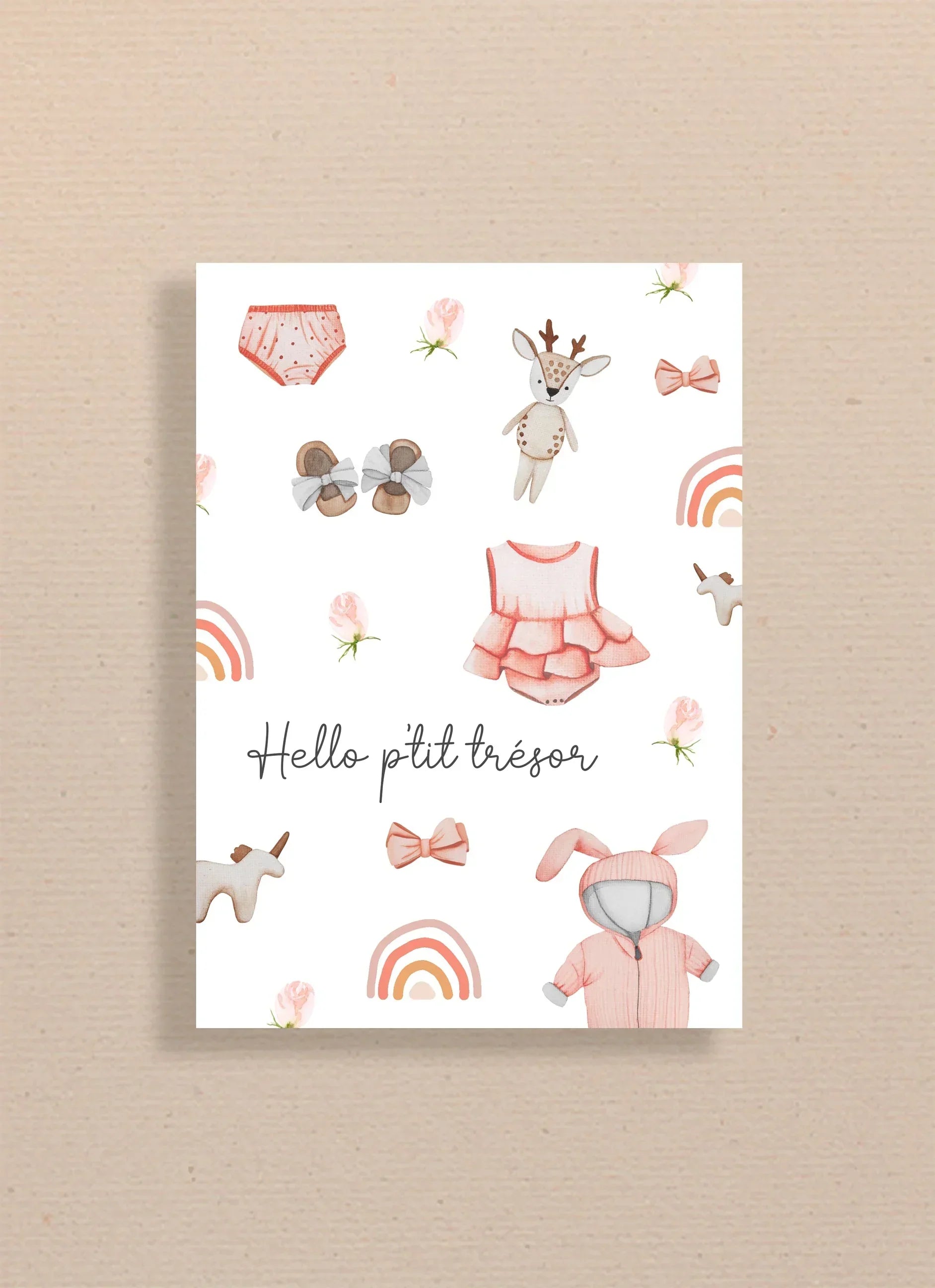 Carte illustrée bébé avec body à volants, grenouillère lapin, chaussons, jouets, arcs-en-ciel et roses, texte Hello p'tit trésor