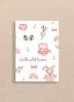 Carte illustrée bébé avec body à volants, grenouillère lapin, chaussons, jouets, arcs-en-ciel et roses, texte Hello p'tit trésor