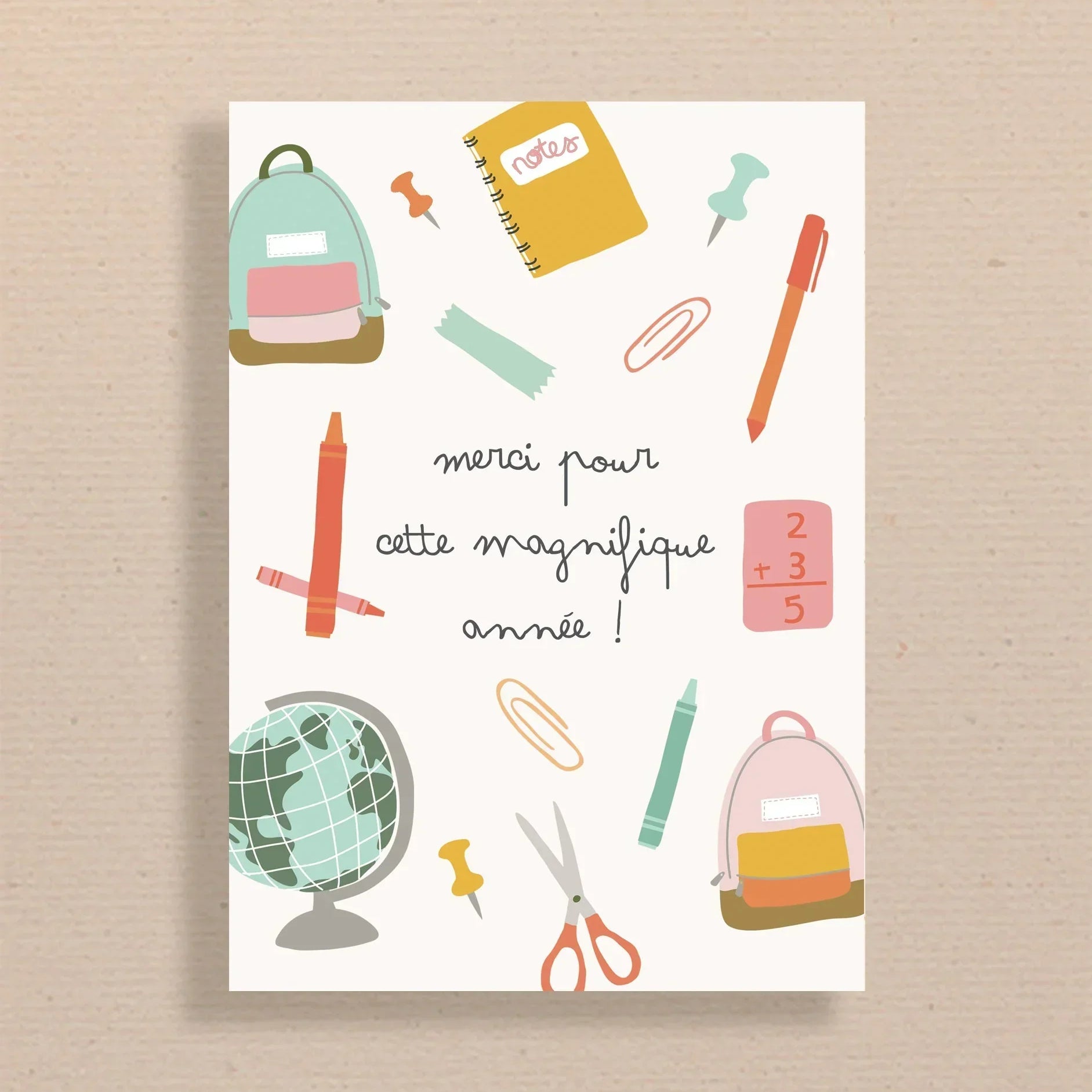 Carte de remerciement scolaire illustrée avec globe, cartables, ciseaux, crayons, bloc-notes et message merci pour cette magnifique année