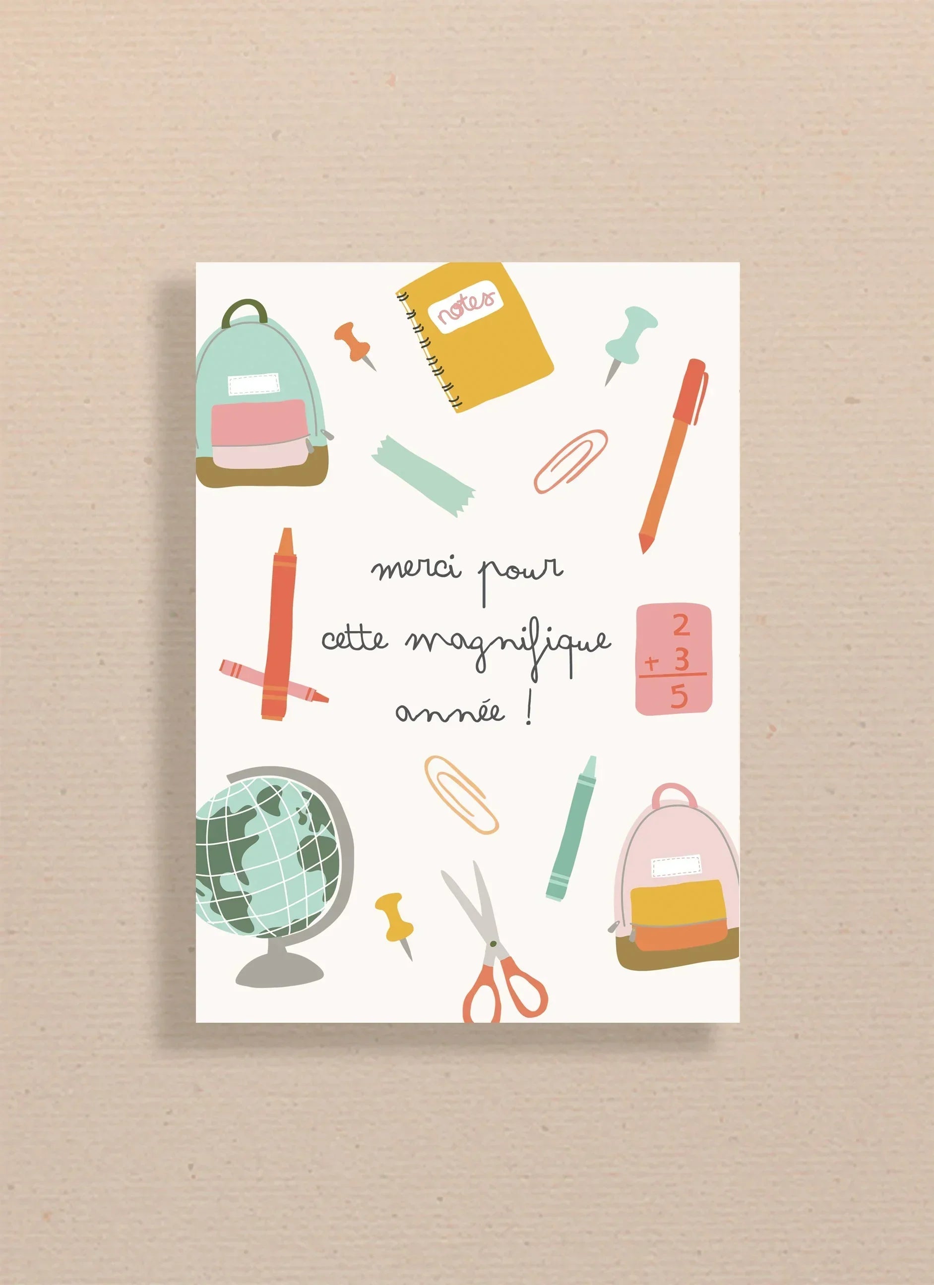 Carte de remerciement scolaire illustrée avec globe, cartables, ciseaux, crayons, bloc-notes et message merci pour cette magnifique année