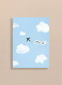 Carte bleue avec illustration avion noir tirant une bannière blanche "meilleur papa" dans un ciel avec nuages